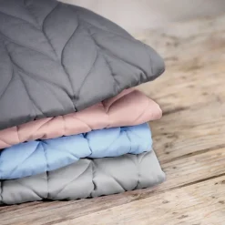 Sale Babysitter Bliss Vävd Bladmönstrad Quilt - Ljusgrå Børn Skråstole