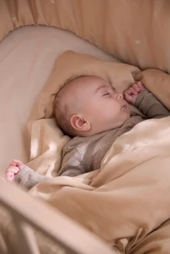 Online Junior sengetøj - Warm grey med broderet Christian hval Børn Sengetøj