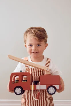 Online Rød Brandbil i træ med 3 brandmænd Legetøjsbiler