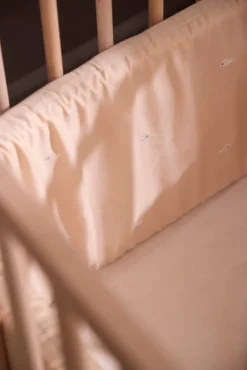 Hot Sengerand - Warm grey med broderet Christian hval Børn Sengerande